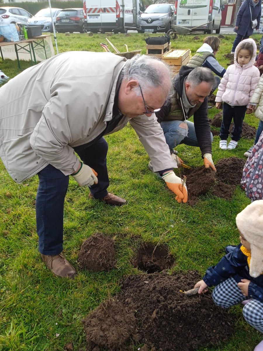 BonnaterreL's tweet photo. 🌳 Plantation de 840 #arbres de 11 essences différentes dans une #microforêt urbaine à #Caudebec Financé par des entreprises privées et des particuliers ce projet environnemental et participatif associe les enfants des #écoles et les #enseignants #nature
https://t.co/O74TtZNvz5 https://t.co/vl3uyxwMhx