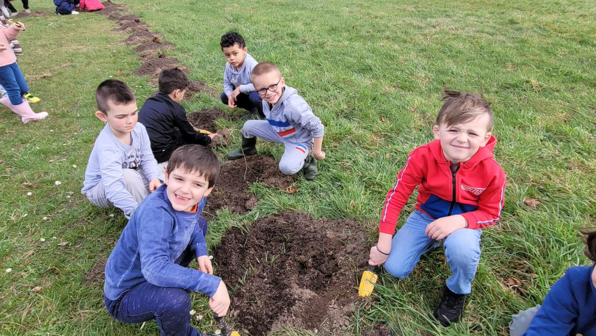 BonnaterreL's tweet photo. 🌳 Plantation de 840 #arbres de 11 essences différentes dans une #microforêt urbaine à #Caudebec Financé par des entreprises privées et des particuliers ce projet environnemental et participatif associe les enfants des #écoles et les #enseignants #nature
https://t.co/O74TtZNvz5 https://t.co/vl3uyxwMhx