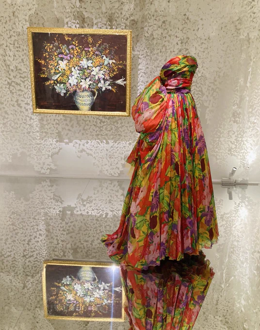 今まで観てきたどのハイブランドの展覧会ともレベチすぎた。世界観に飽きてる暇がないし、素晴らしい服はそれだけで芸術作品だっていうのがよくわかる。女性の肉体を存分に活かしたDiorのデザインをこんなに間近で拝めたのはラッキーすぎる。 