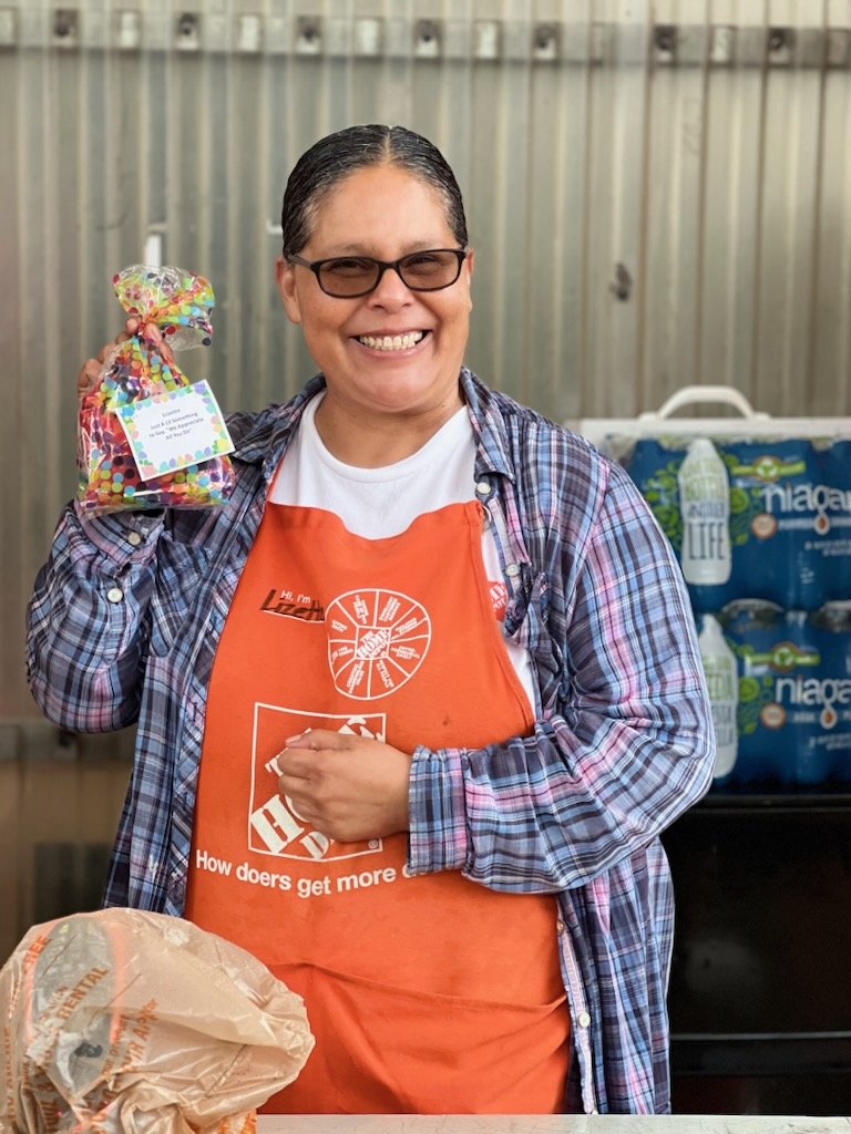 1Chanel3's tweet photo. Gave out a few goodie bagsπππ¬π to our cashiers to thank them for there hard work.#581rocks @derekjherr @BroadnaxJoi https://t.co/lAyMlKaRcX