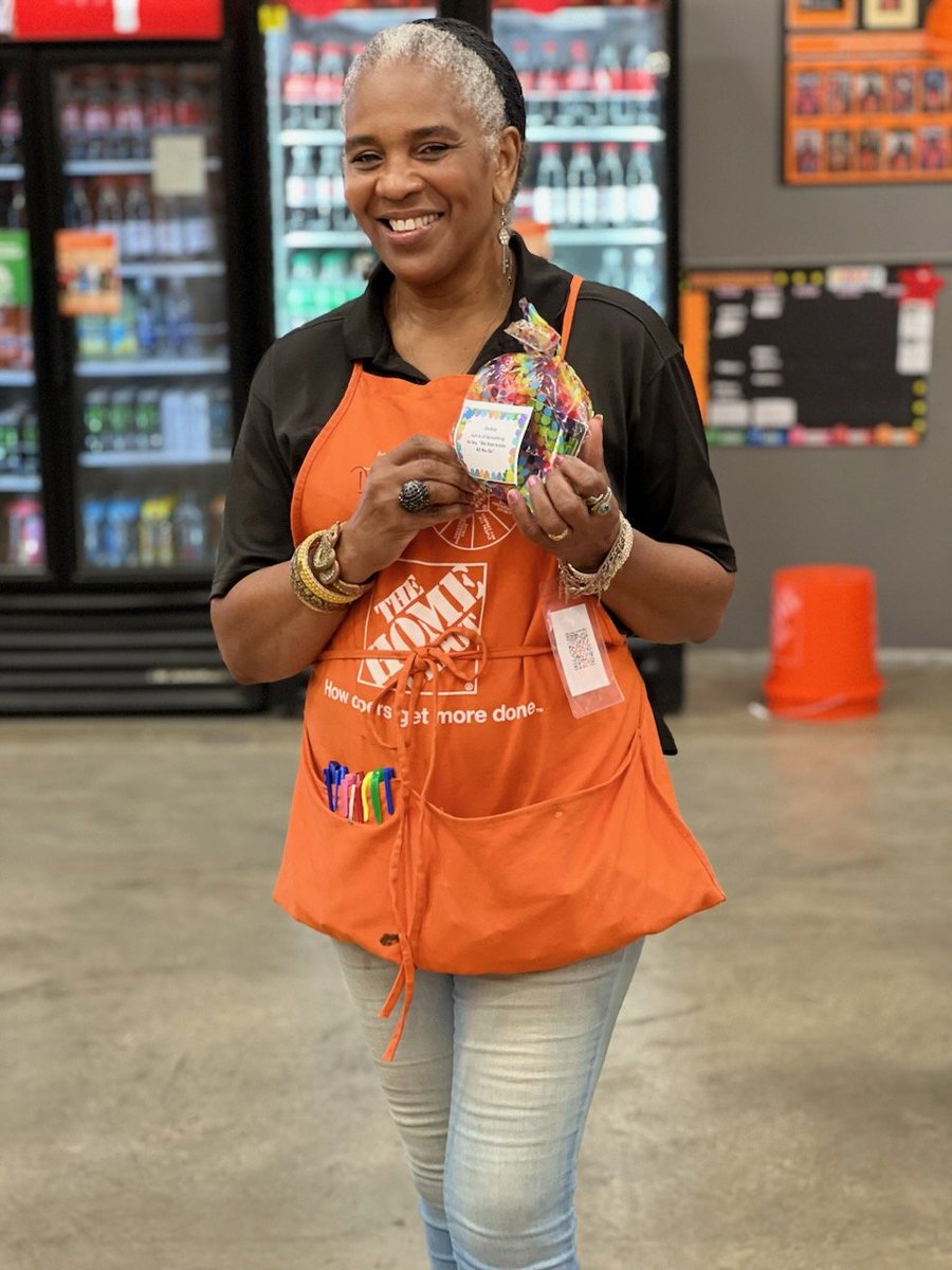 1Chanel3's tweet photo. Gave out a few goodie bagsπππ¬π to our cashiers to thank them for there hard work.#581rocks @derekjherr @BroadnaxJoi https://t.co/lAyMlKaRcX