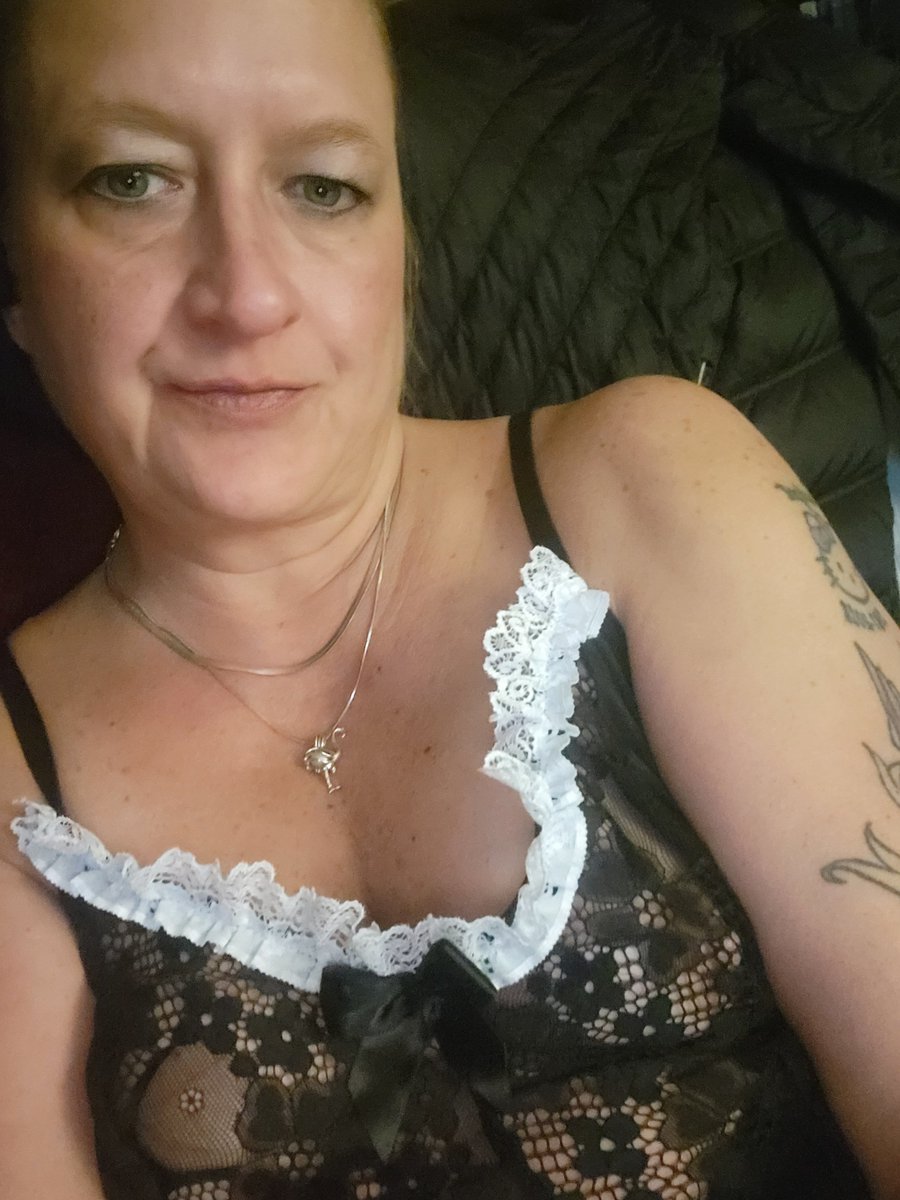 valp777's tweet photo. #cigar #maid #atyourservice https://t.co/X7jElrYwTn