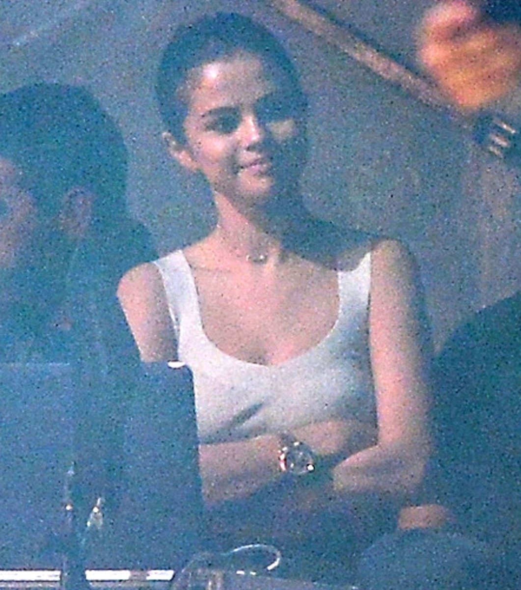eurydussy's tweet photo. Selena Gomez spotted at  #GlendaleTSTheErasTour omg!!! https://t.co/qweIxmn8iD