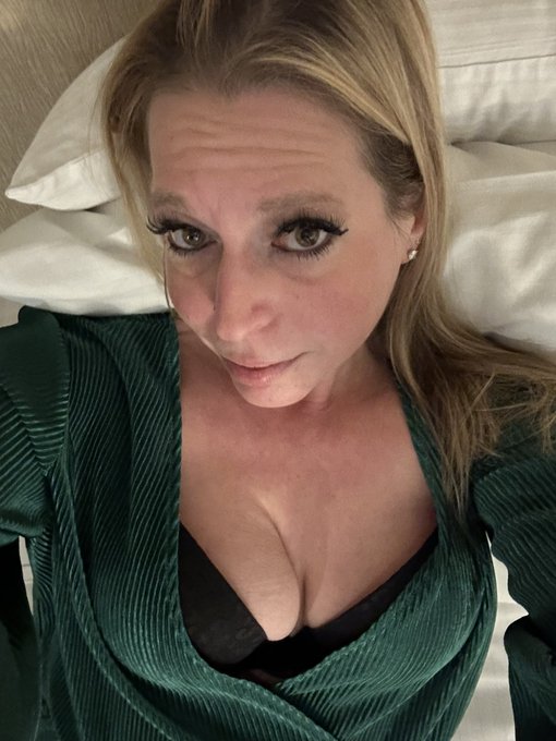 Last min free night out with hubby who is a verified content OF creator and wants to collab late night