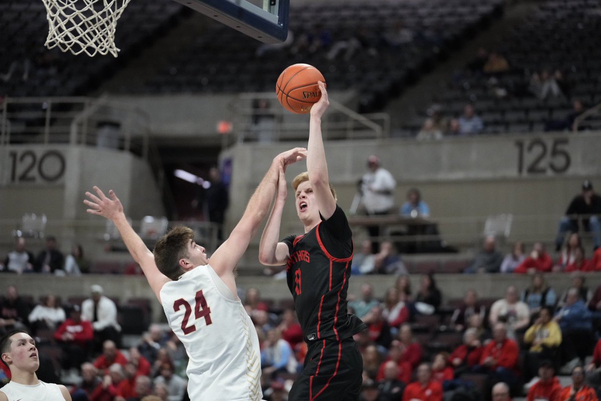 chronicleMN's tweet photo. Panthers roll over the Cougars and win the Section Championship!  @LNHoopsOx @LNHS_Panthers https://t.co/2tFgyaCJXC