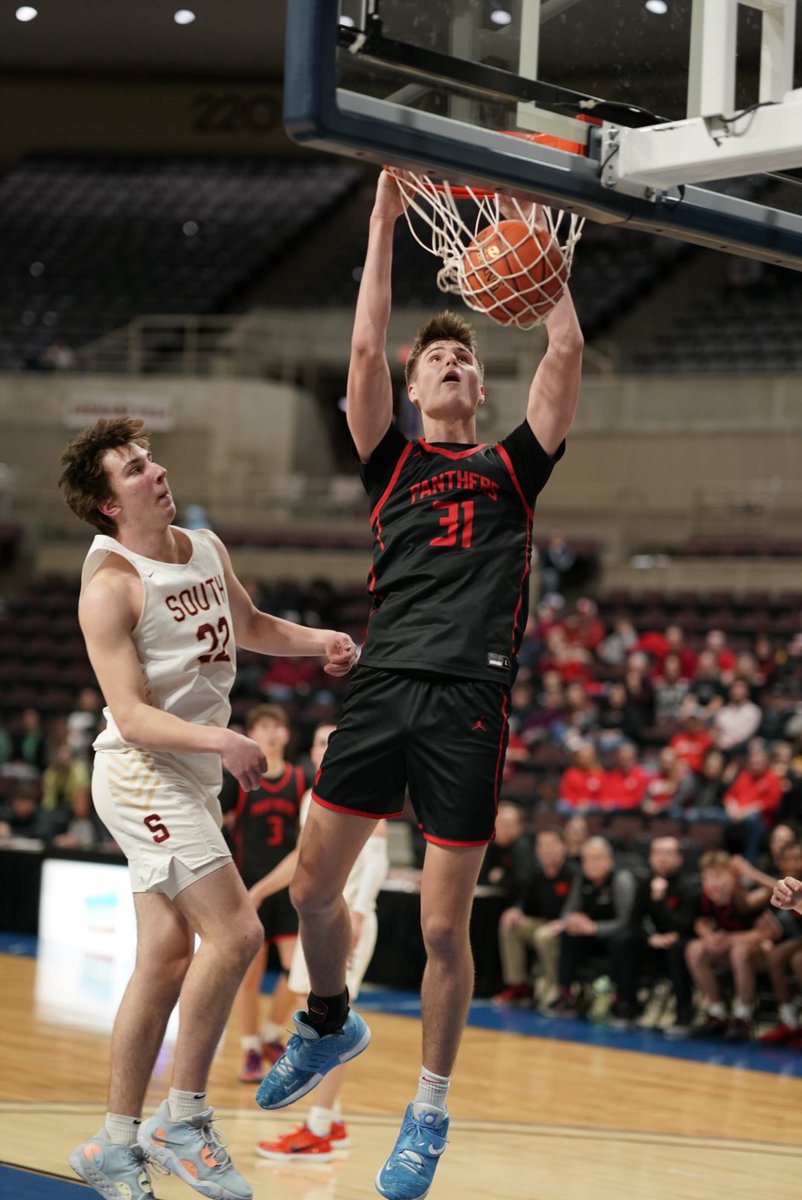 chronicleMN's tweet photo. Panthers roll over the Cougars and win the Section Championship!  @LNHoopsOx @LNHS_Panthers https://t.co/2tFgyaCJXC
