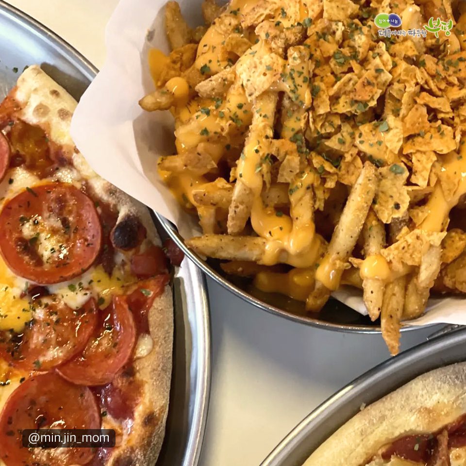 withbupyeong's tweet photo. 🍕
행복의 조각을 모아모아〰

이번 주말, 평리단길에서 피자🍕🥤 먹고
천국행 급행열차 #가보자고 ❗❗

3월 셋째주 #평스타그램
min.jin_mom / 6xinty_ / siksasigan / tidbit_viewer / yummy__yummy____j 님의 사진입니다 📸

#부평 #공감부평 #8pcs #평리단길 https://t.co/VmHGiNJJWr
