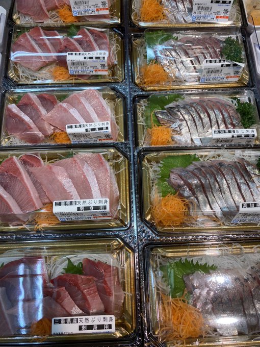 本日鮮魚コーナーでは本マグロ(魚釣り)がお買い得👍脂がたっぷりとのったスペイン産の本マグロの中トロ、赤身🥰家族の揃う週末