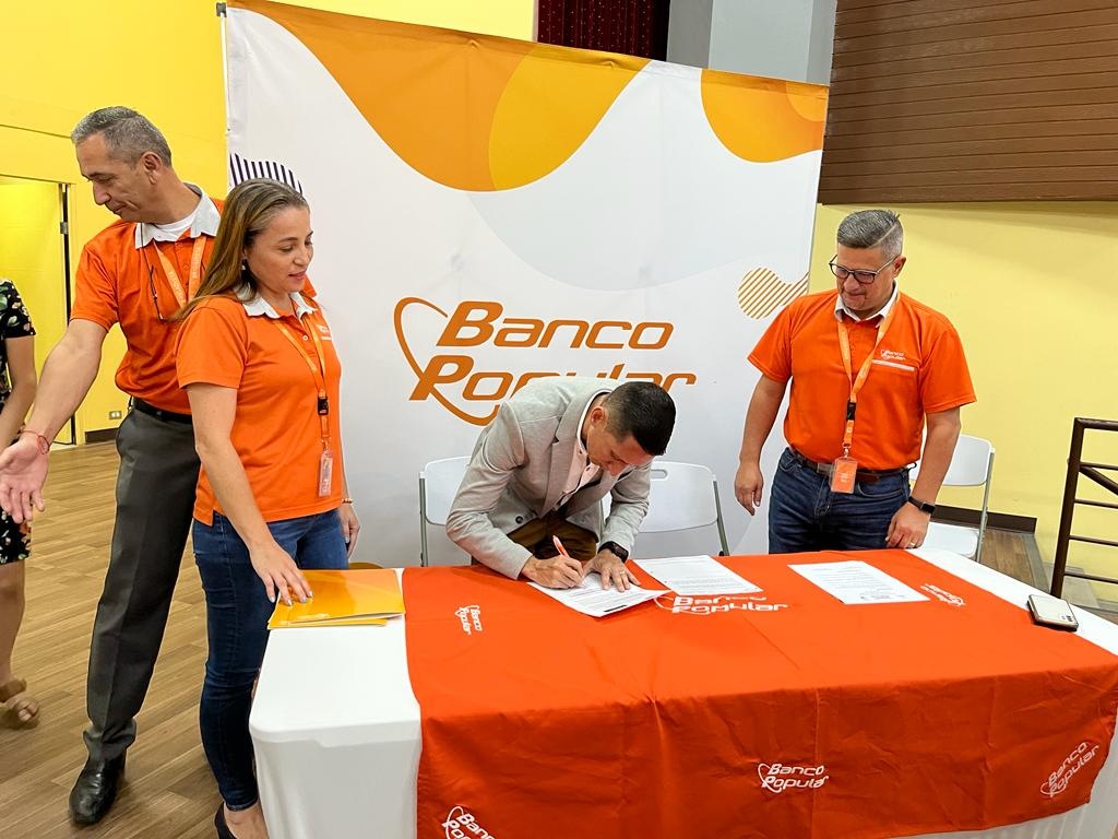 Ayer formalizamos el crédito por 592 millones con El Banco Popular para el Proyecto de Estación de Transferencia de Residuos Sólidos, saldamos una deuda histórica con Turrialba del cierre del actual vertedero con la consigna de que en nuestro cantón no se entierre un residuo más