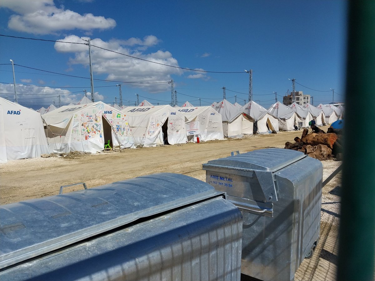 Ne yazık ki, ilgi siyasete döndü. Antakya ile Defne'de İBB, TMMOB, TKP, TİP, Sarıyer Bel. AFAD, Haluk Levent, İtalyan sahra hastanesi, daha bir çok gönüllü çok düzenli, özverili çalışıyor. Yardımların azaldığını belirtiyorlar. Lütfen deprem görenleri 2-3 yıl unutmayın.