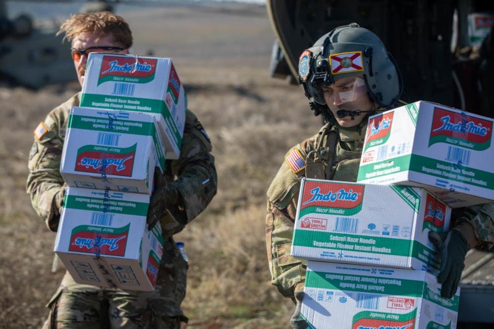 Jatosint's tweet photo. U.S. Army soldier assigned to the 12th Combat Aviation Brigade delivers relief supplies to Turkish authorities in Dulkadiroğlu, Türkiye (22/2/2023)

📸 DVIDS https://t.co/9hZwNzY6YD