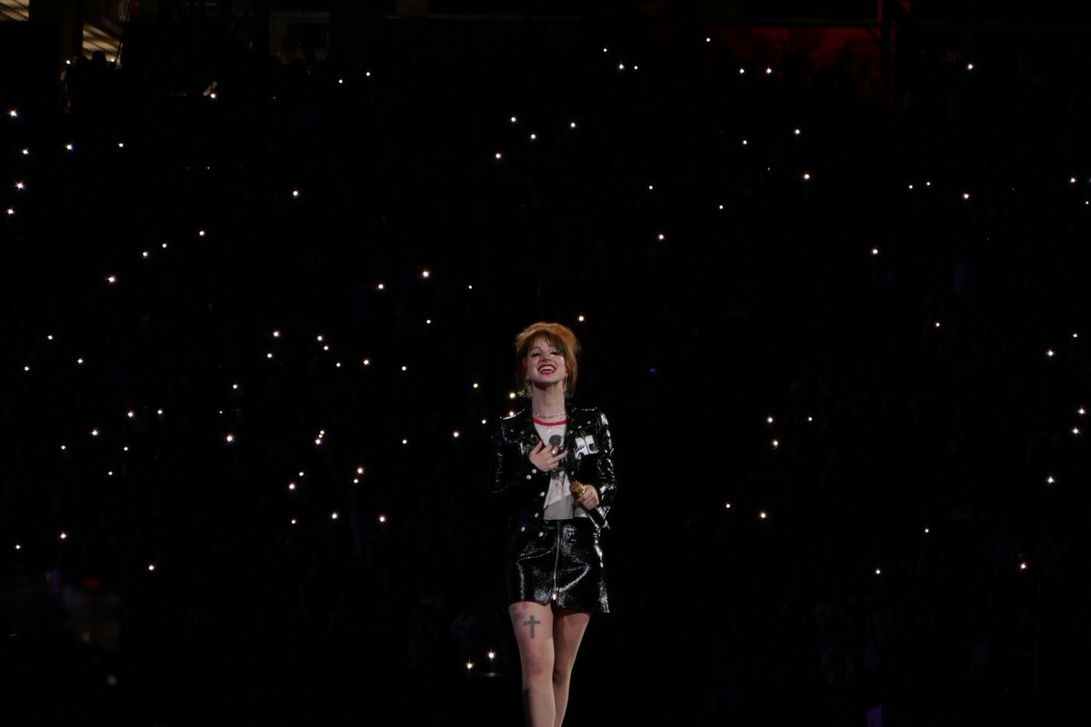 __mel_o_died__'s tweet photo. This photo of Hayley Williams. I'm so emotional. She's a queen. https://t.co/2doWJAc1xa