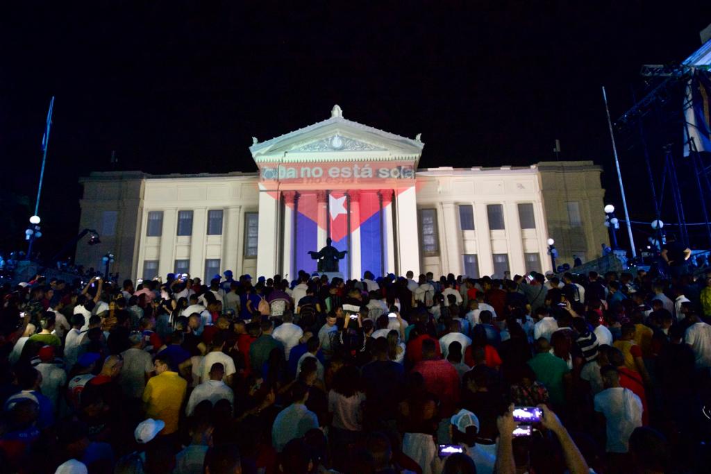 PresidenciaCuba's tweet photo. 📷| Desde la escalinata de la Universidad de La Habana, en hermoso acto, concluye el coloquio #Patria2023.

#Cuba no está sola y sigue siendo un faro para América Latina y el mundo. https://t.co/iFTNdafZQB
