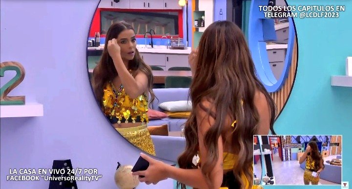 mica_benzin's tweet image. Toda linda se maquiando 😍
#LCDF3 #TeamKey