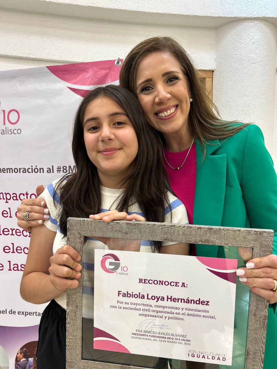 FabiolaLoya_'s tweet photo. Agradezco a @G10_xJalisco por haberme hecho entrega de éste reconocimiento, por el compromiso y vinculación con la sociedad civil, mismo que dediqué a mi hija Cami. https://t.co/fBu9mG4rDx