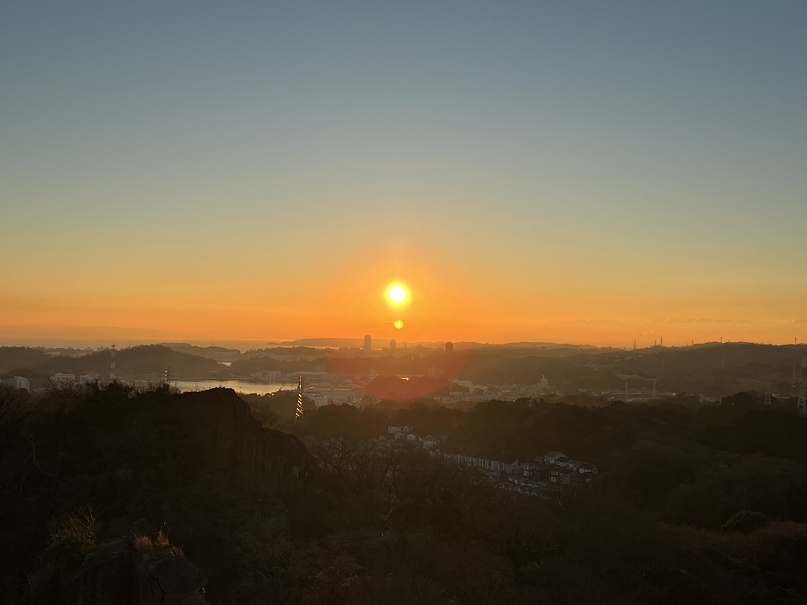 royalShadowvers's tweet image. 【生存報告】
ようやく引越先での新生活慣れました～
シンデレラちゃんも飾ってます！

料理やったことが無い僕が料理を始めるぐらいにはキッチン綺麗で良き〇
ただ、最近はリアル優先だったのでそろそろゲーマーに戻りたいです笑

ちなみに引越元は逗子でした。
初日の出含めて色々楽しかったです。