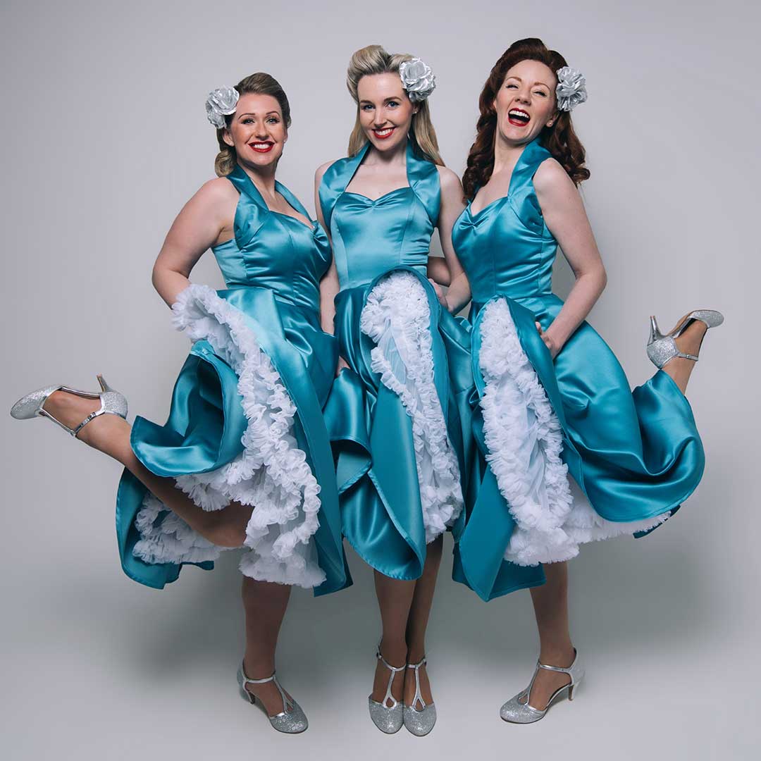 CheltFoodFest's tweet photo. The Bluebird Belles dubbed βthe best thing since The Andrews Sistersβ, The Bluebird Belles are a professional 1940s & vintage vocal harmony trio from the West Midlands. #Jazz #music #CheltJazzFest #JazzFestival #jazzfest #cheltenhamvibe #cheltenham #cheltfoodfest #cotswolds https://t.co/BO5runipcc
