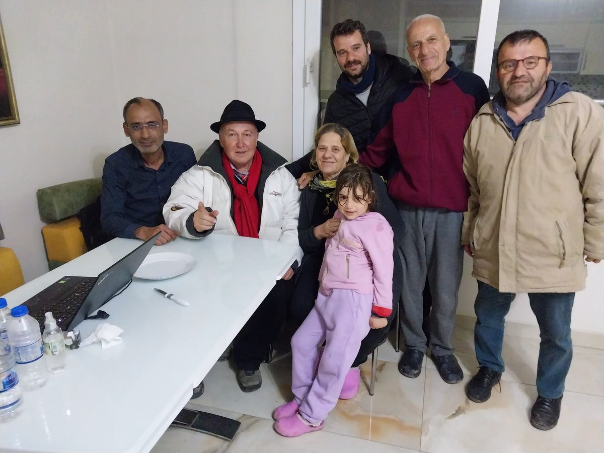 Her kentte bir kaç yıkık yapı bırakılsın, çevresi yeşil alan bırakılarak DEPREM ANI MÜZESİ yapılsın. Gelecek kuşaklar depremi unutmasın, onlara bakıp esinlenilensinler.