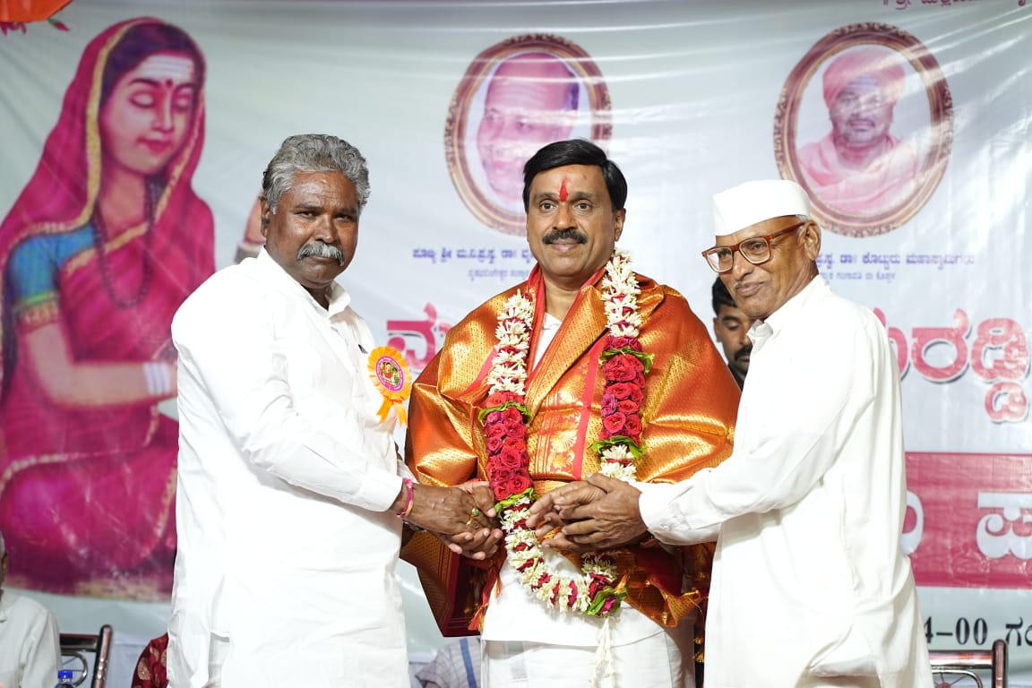 JanardhanaBJP's tweet photo. ಬಂತನಾಳ ವೃಷಭಲಿಂಗೇಶ್ವರ ಮಠ ಪ್ರಣವ ಸ್ವರೂಪಿ ಶ್ರೀ ವೃಷಭಲಿಂಗ ಮಹಾಸ್ವಾಮಿಗಳು, ನಾಗಠಾಣ ಮತಕ್ಷೇತ್ರದ ಅಭ್ಯರ್ಥಿ ಶ್ರೀಕಾಂತ್ ಬಂಡಿ ಹಾಗೂ ರೆಡ್ಡಿ ಸಮಾಜದ ಗುರುಹಿರಿಯರು, ಸರ್ವ ಸಮಾಜದ ಮುಖಂಡರು, ಅಪಾರ ಭಕ್ತ ವೃಂದ ಕಾರ್ಯಕ್ರಮಕ್ಕೆ ಸಾಕ್ಷಿಯಾದರು.
#ಕಲ್ಯಾಣರಾಜ್ಯಪ್ರಗತಿಪಕ್ಷ
#KalyanaRajyaPragathiPaksha
#nagatana #bijapur https://t.co/xIjyKdIvGZ