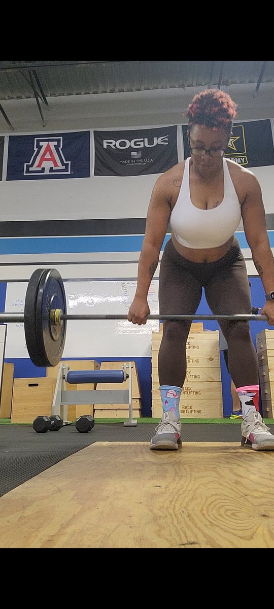 UnsparingWord's tweet photo. Yup! Been down for a bit, but time to get back at it! I just might need to figure out how to watch a little ALGS and lift at the same damn time 🏋🏾‍♀️🎮 https://t.co/9I0DYpgGeu
