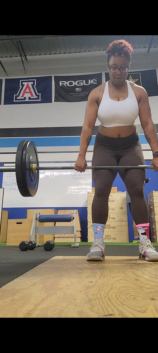 UnsparingWord's tweet photo. Yup! Been down for a bit, but time to get back at it! I just might need to figure out how to watch a little ALGS and lift at the same damn time 🏋🏾‍♀️🎮 https://t.co/9I0DYpgGeu
