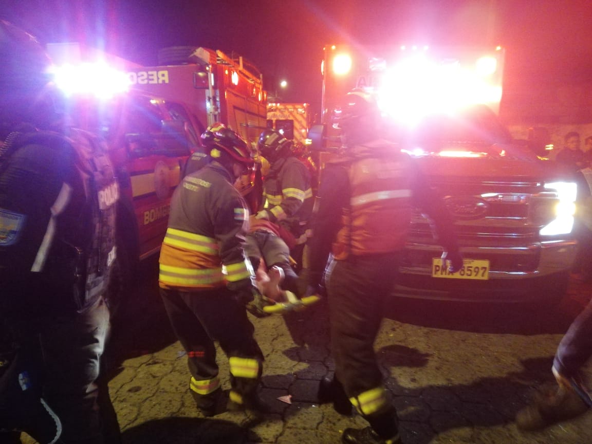 BomberosQuito's tweet photo. 🔶 Esta noche se registró un siniestro de tránsito en el sector de San Martin al sur de #Quito.

🚙💥🚗 2 vehículos colisionaron.

🚑 Nuestro equipo brindó atención prehospitalaria a 5 personas que resultaron afectadas. 

🙏 Por favor, conduce con precaución. https://t.co/auMhPX3d5U