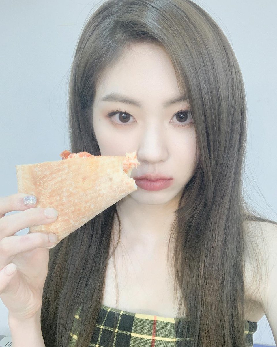 classiccodetwt's tweet photo. Su woof girl favorita se arranco al #𝒍ove𝒍y·𔘓·𝒄omǝ𝒃ack a pasarlo bastante bien porque obviamente no queria perderme en ver a estas 𝙿okeñas and #𝚜tay𝑤ithー𝑐𝑙𝑠𝑛 espero ganarme un beso de parte de todas. 🥹

𝚠𝚘𝚘𝚏-love 𝐁ingo 🧩 https://t.co/QIaTB53dir