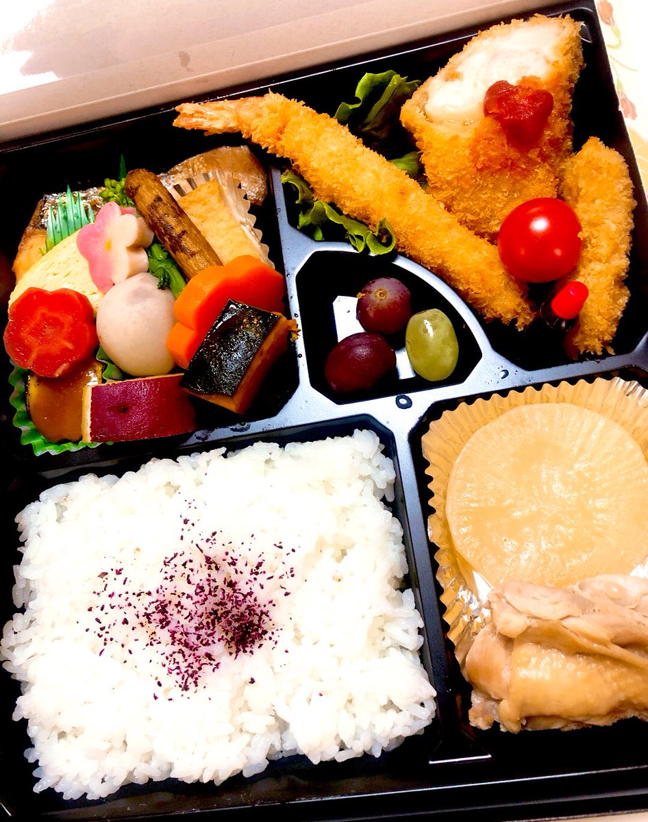 お昼は1人寂しく弁当です🥹🍱 みんなは何食べた？🤔