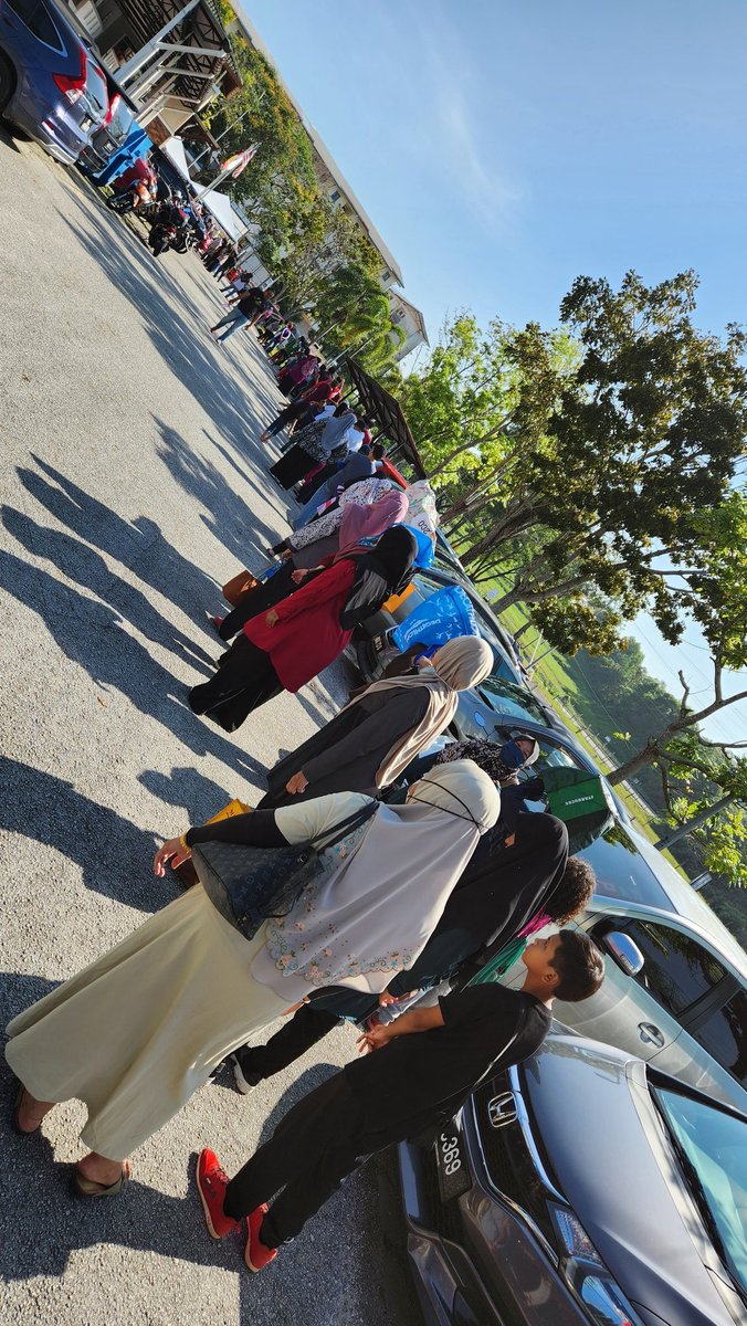 ShakirAmeer's tweet image. Program Jualan Ehsan Rakyat anjuran Kerajaan Negeri Selangor di Surau Al-Mahdi Taman Bukit Subang U16 Shah Alam.

Kerajaan Negeri Selangor akan sentiasa mencari jalan untuk memastikan harga barangan runcit berpatutan terutamanya bagi golongan yang memerlukan. #jer #kitaselangor