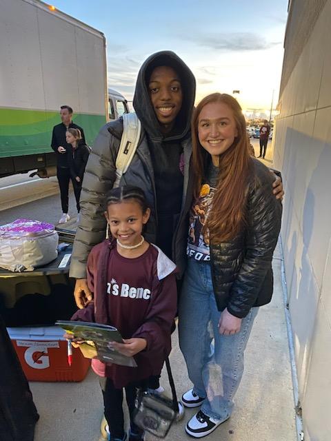 MrZBolzan's tweet photo. @aggiembk @TAMU these are class act student athletes, thank you for being THE example for our future @julius_marble @ldl_dex @wadetaylorIV @Tyreceradford23 @aggiembk @mamba___11 @TeamCoachBuzz tonight &amp; this season = success, you made my little girl's night ❤️ https://t.co/S7gjD7Abz9