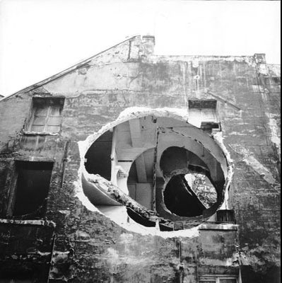 likepersons's tweet photo. @ArtButSports @SidelineStormer Gordon Matta-Clark? https://t.co/w2vcoubZKx