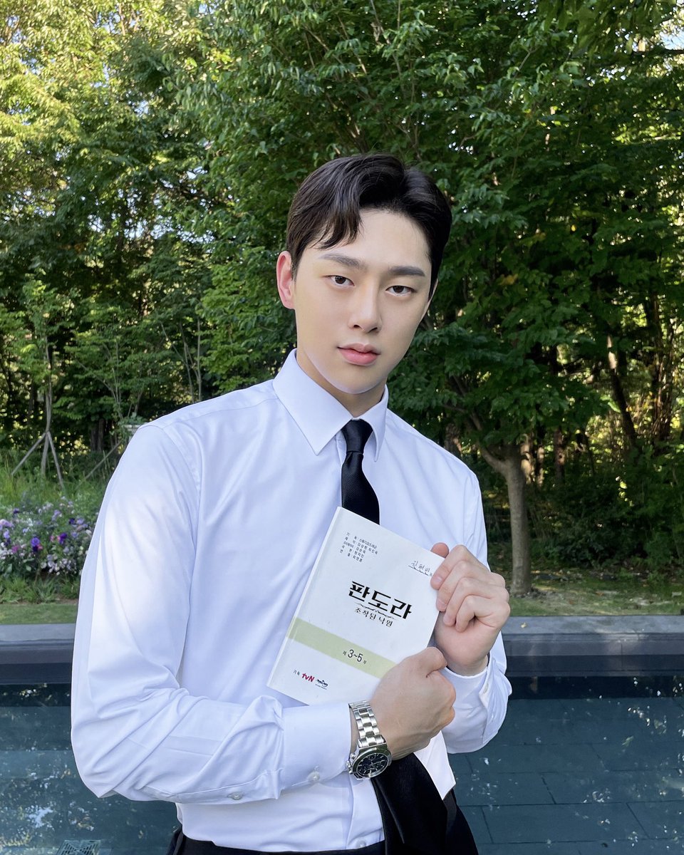 VIINIHBofficial's tweet photo. [#판도라조작된낙원] 
오랜만에 인사드리죠!
오늘 밤 9시 10분 차필승 역으로 첫 등장합니다!
열심히 준비했으니까 본방사수 함께해 주세요 
#권현빈 #kwonhyunbin #Viini #YG #YGSTAGE
#tvN #드라마 #판도라조작된낙원 #차필승 #본방사수 https://t.co/srh72yF2IB