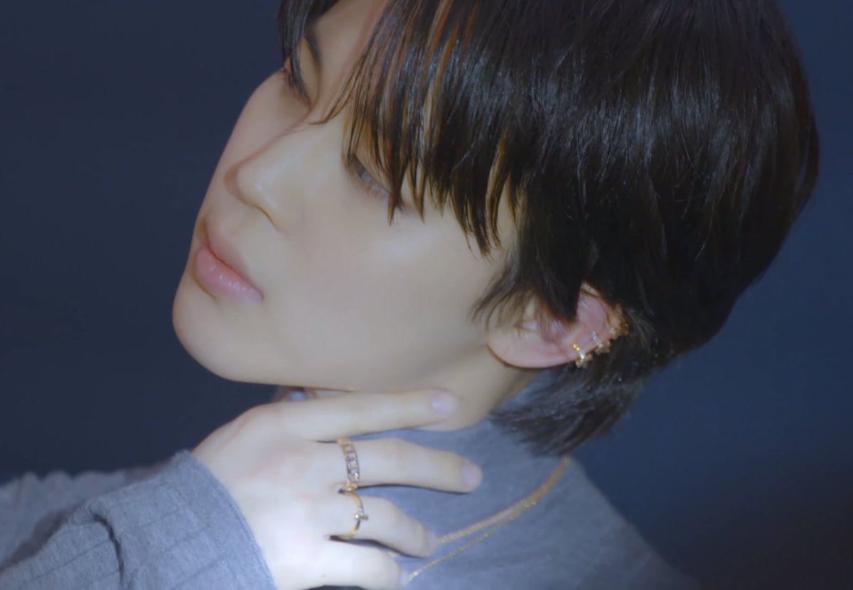 jmnpromise's tweet photo. jimin in turtle neck looks good https://t.co/HZ7QgQqRTd