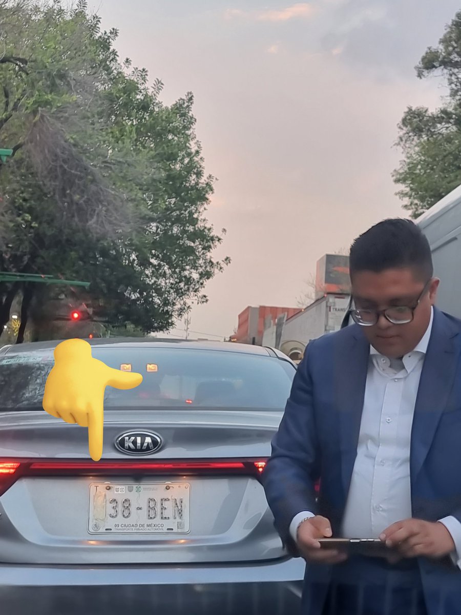 lavithaAlmaraz's tweet photo. Disculpa @FiscaliaCDMX, pero uno de tus funcionarios que nos chocó se jacto que pertenece a tu dependencia. No aceptando su error, con tarjeta de circulacion vencida, placa tapada y según el reglamento está prohibido. Me hizo perder tres horas amenazandome a ir al MP @UCS_GCDMX https://t.co/fKzipEX6Dc