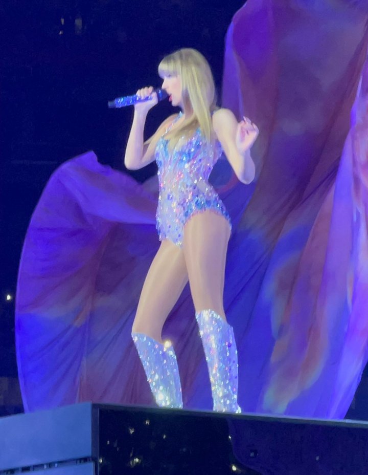 Ojalá algún día poder decir "años viendote por una pantalla y hoy voy a verte en vivo"🕯️🕯️🕯️🕯️🕯️🕯️🕯️🕯️🕯️ #TaylorSwift #TheErasTourTS