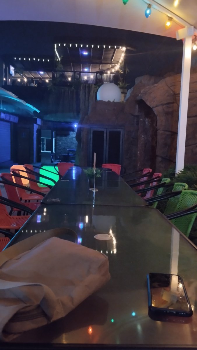 thecherrybonbon's tweet photo. Cómo va mi fiesta de cumpleaños? Pues la mitad de mis invitados cancelaron hoy (o ni me respondieron) estoy sola con mi novia en una mesa reservada para 17 personas y se me rompió un tacón 💔 https://t.co/Ti6OAM6ej3