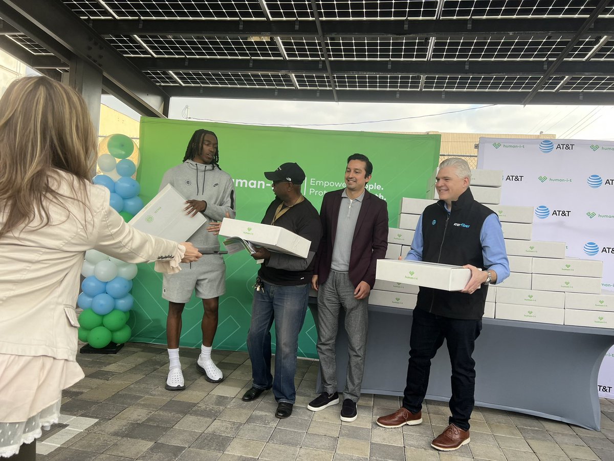 LupitaSCornejo's tweet image. .@ATT gave 320+ laptops to Los Angeles students and families as part of AT&amp;amp;T’s nationwide commitment to help bridge the digital divide. @human_i_t @LACFoundation @CoCoSouthLA @mhdcd8 @ATTPolicyCA @ATTimpact #LifeatATT @GabeMiddleton @LifeAtATT @terance_mann @LAClippers