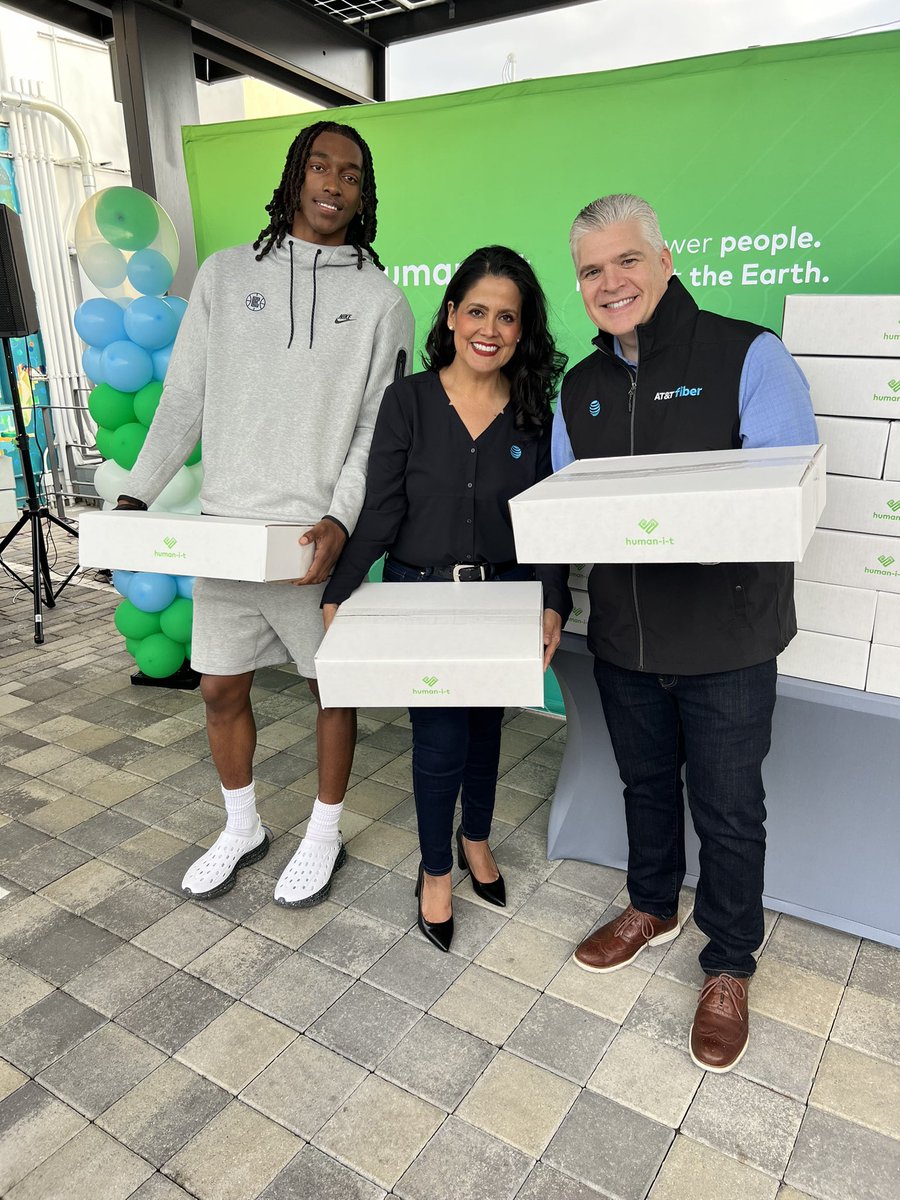 LupitaSCornejo's tweet image. .@ATT gave 320+ laptops to Los Angeles students and families as part of AT&amp;amp;T’s nationwide commitment to help bridge the digital divide. @human_i_t @LACFoundation @CoCoSouthLA @mhdcd8 @ATTPolicyCA @ATTimpact #LifeatATT @GabeMiddleton @LifeAtATT @terance_mann @LAClippers