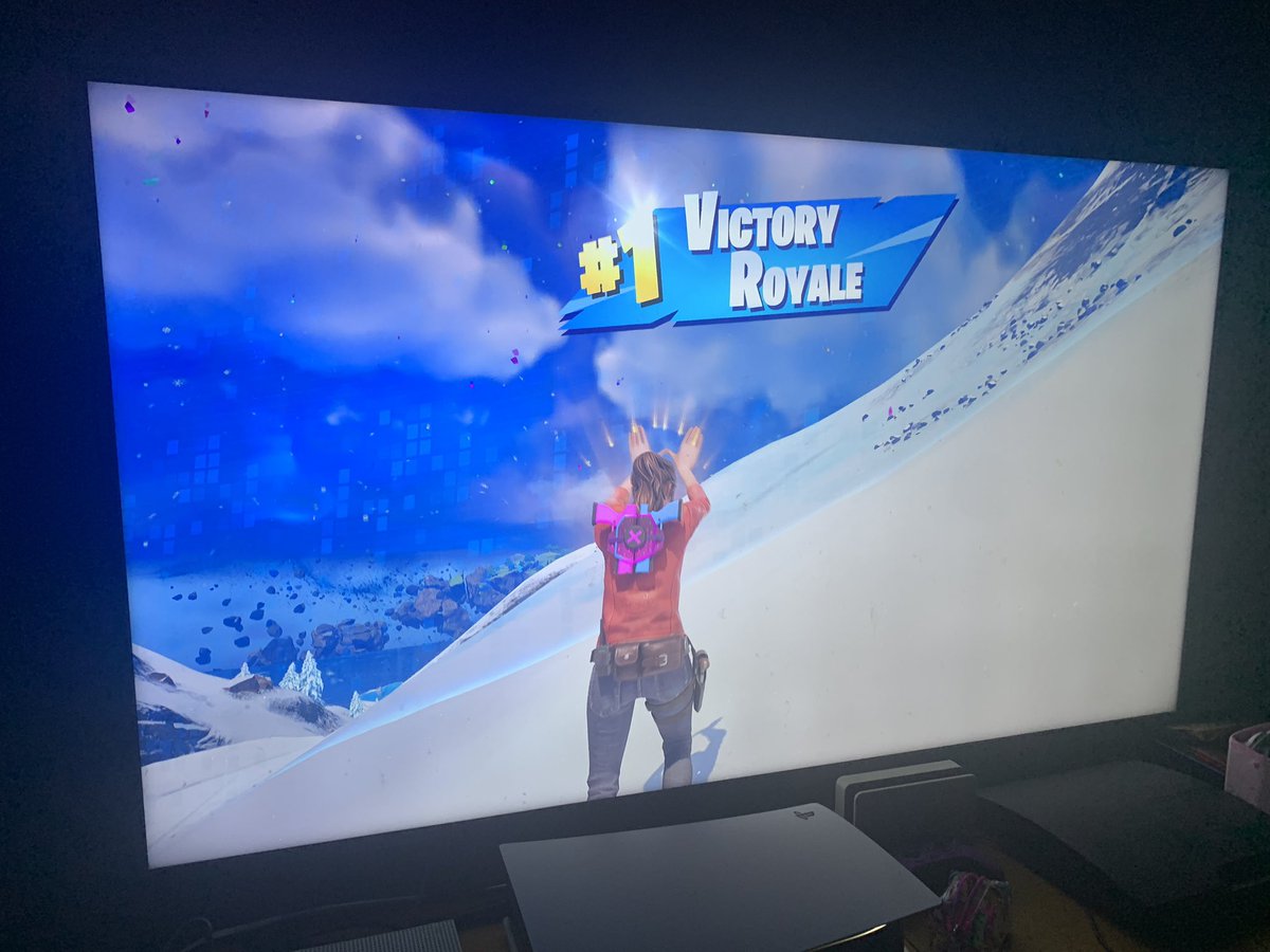 Feels really good to get a victory with my girl Claire! Fastest purchase I’ve ever made in this game 🤣 #raccooncitysurvivors #fortnite #FortniteChapter4Season2 #gamergirl #claireredfield