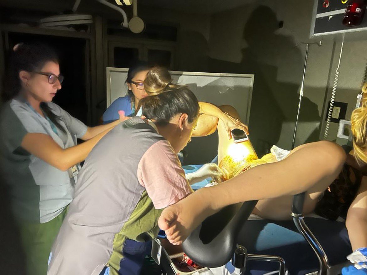 DataConurbano's tweet photo. #SOCIEDAD Hospital Gandulfo #LomasDeZamora: así se realizó un parto esta semana en momentos de cortes de luz #FueraEdesur. https://t.co/aqnou5sUfg
