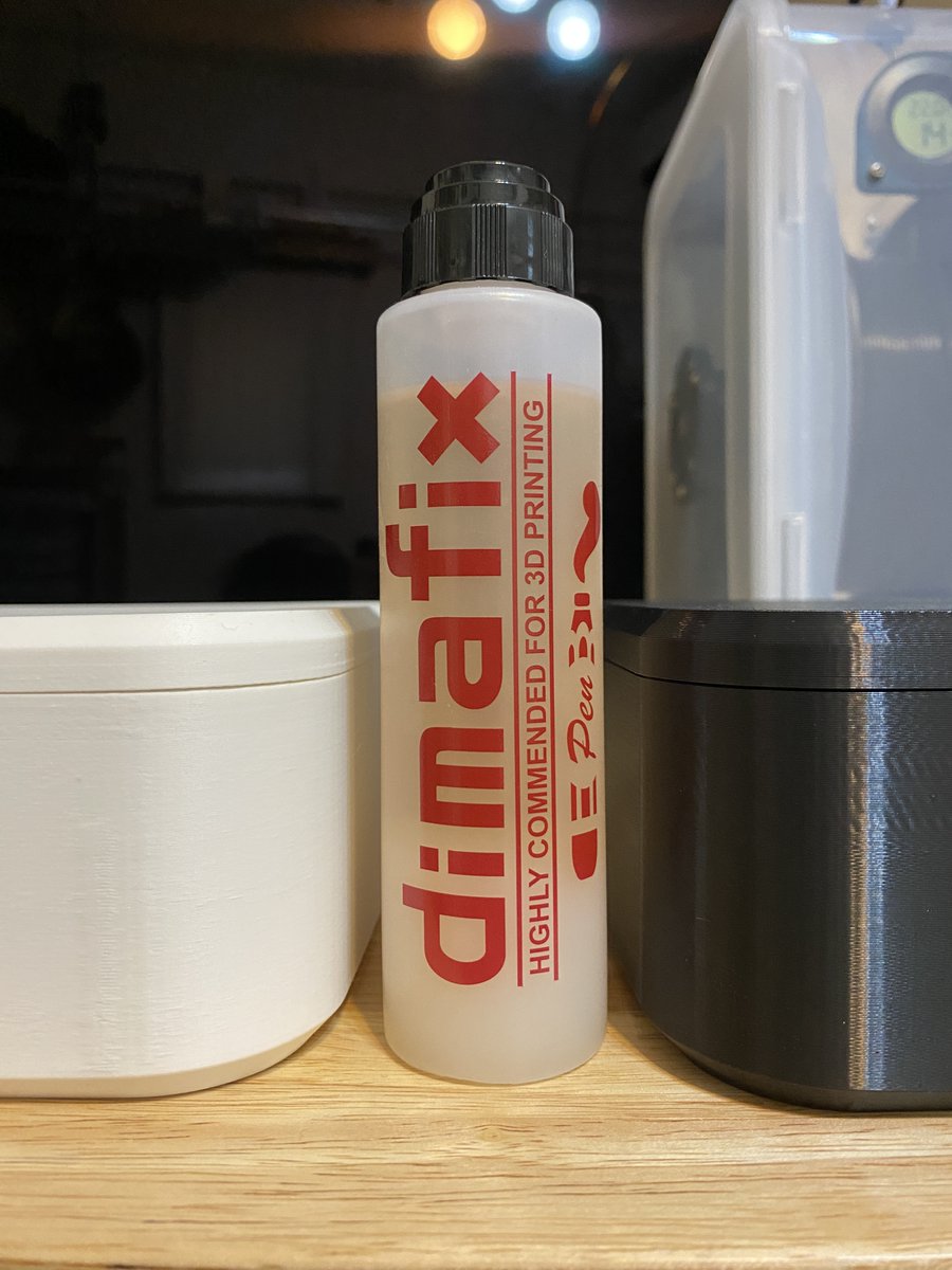 t23_tatsumi's tweet photo. 角が剥がれ・反りが起きやすい
大きい箱物の印刷には

専用品のdimafixが1番効果がありました
加熱に対して定着効果があるタイプです

3000円と良い値段しますが
1回塗ったらしばらく効果があり
見ての通り全然減ってません

僕のおすすめ

でもすごい甘臭

#dimafix

https://t.co/olF7k8YKsc https://t.co/pTBcM5C5Sv