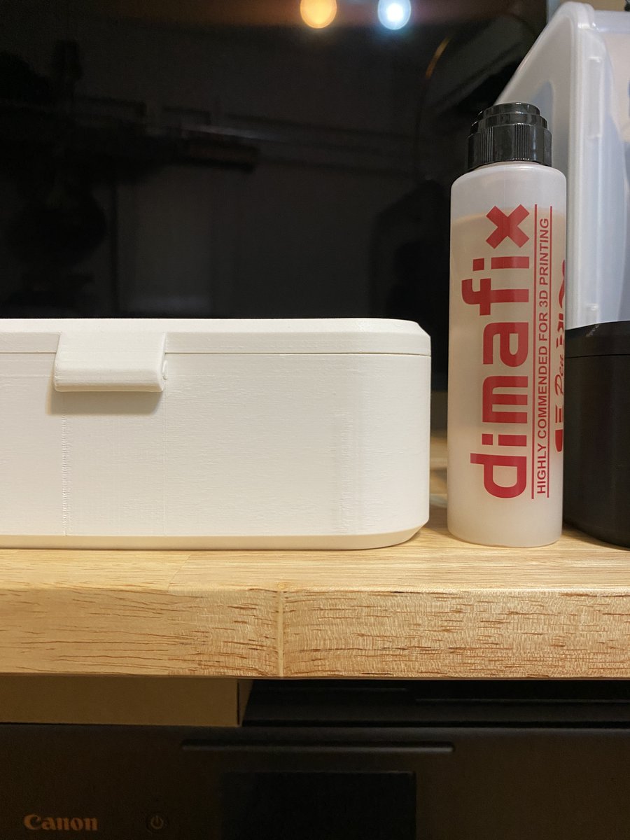 t23_tatsumi's tweet photo. 角が剥がれ・反りが起きやすい
大きい箱物の印刷には

専用品のdimafixが1番効果がありました
加熱に対して定着効果があるタイプです

3000円と良い値段しますが
1回塗ったらしばらく効果があり
見ての通り全然減ってません

僕のおすすめ

でもすごい甘臭

#dimafix

https://t.co/olF7k8YKsc https://t.co/pTBcM5C5Sv