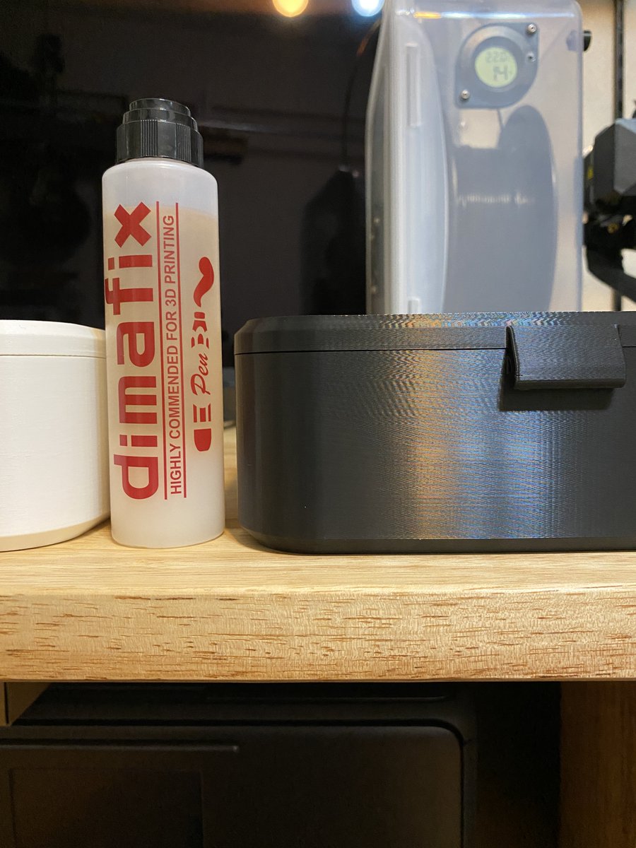 t23_tatsumi's tweet photo. 角が剥がれ・反りが起きやすい
大きい箱物の印刷には

専用品のdimafixが1番効果がありました
加熱に対して定着効果があるタイプです

3000円と良い値段しますが
1回塗ったらしばらく効果があり
見ての通り全然減ってません

僕のおすすめ

でもすごい甘臭

#dimafix

https://t.co/olF7k8YKsc https://t.co/pTBcM5C5Sv