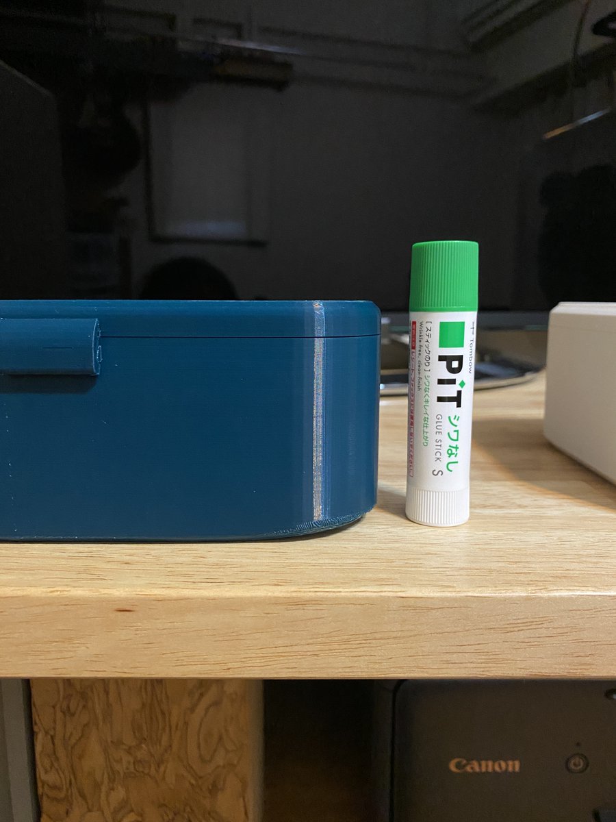 t23_tatsumi's tweet photo. 角が剥がれ・反りが起きやすい
大きい箱物の印刷には

専用品のdimafixが1番効果がありました
加熱に対して定着効果があるタイプです

3000円と良い値段しますが
1回塗ったらしばらく効果があり
見ての通り全然減ってません

僕のおすすめ

でもすごい甘臭

#dimafix

https://t.co/olF7k8YKsc https://t.co/pTBcM5C5Sv