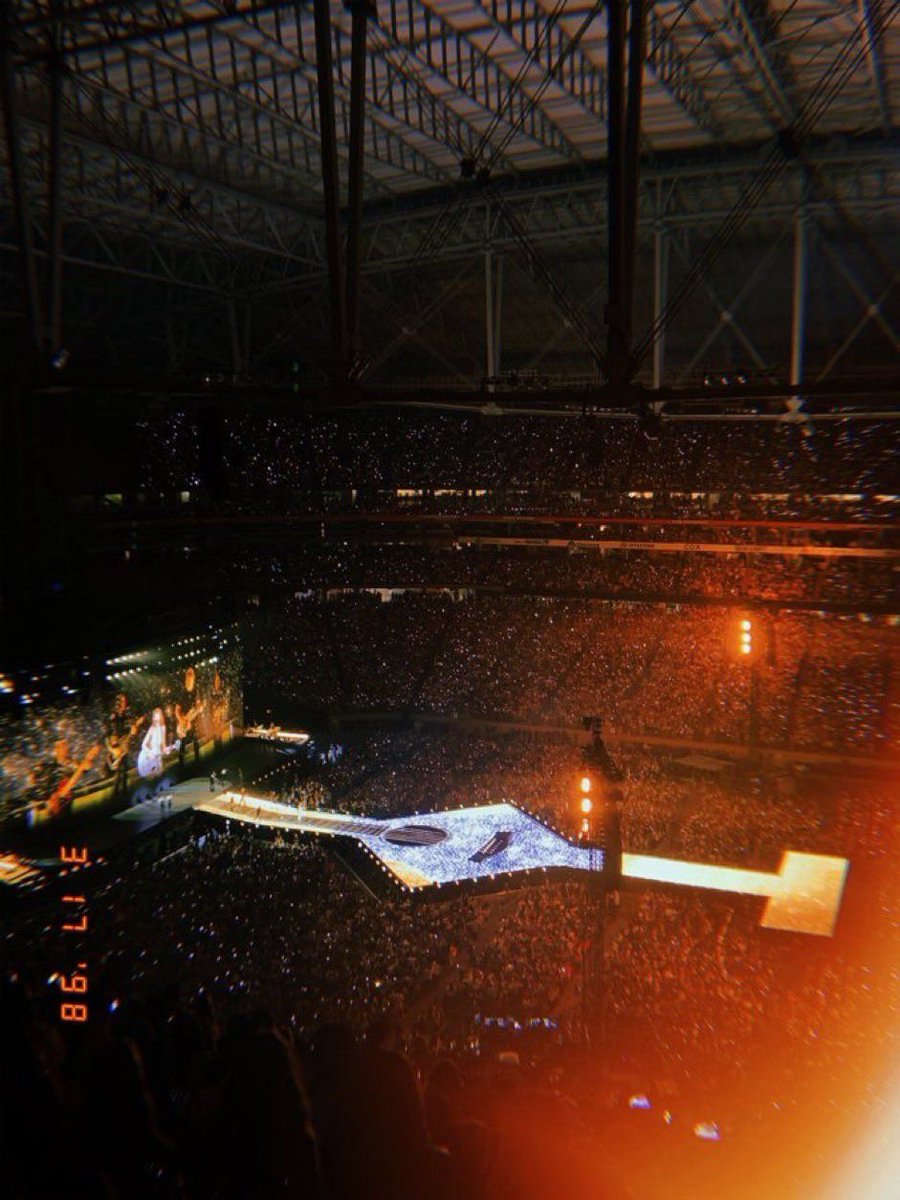 updatecharts's tweet photo. O palco da nova turnê da Taylor Swift se transformando em um violão 🤯 https://t.co/smUSYhE1vX