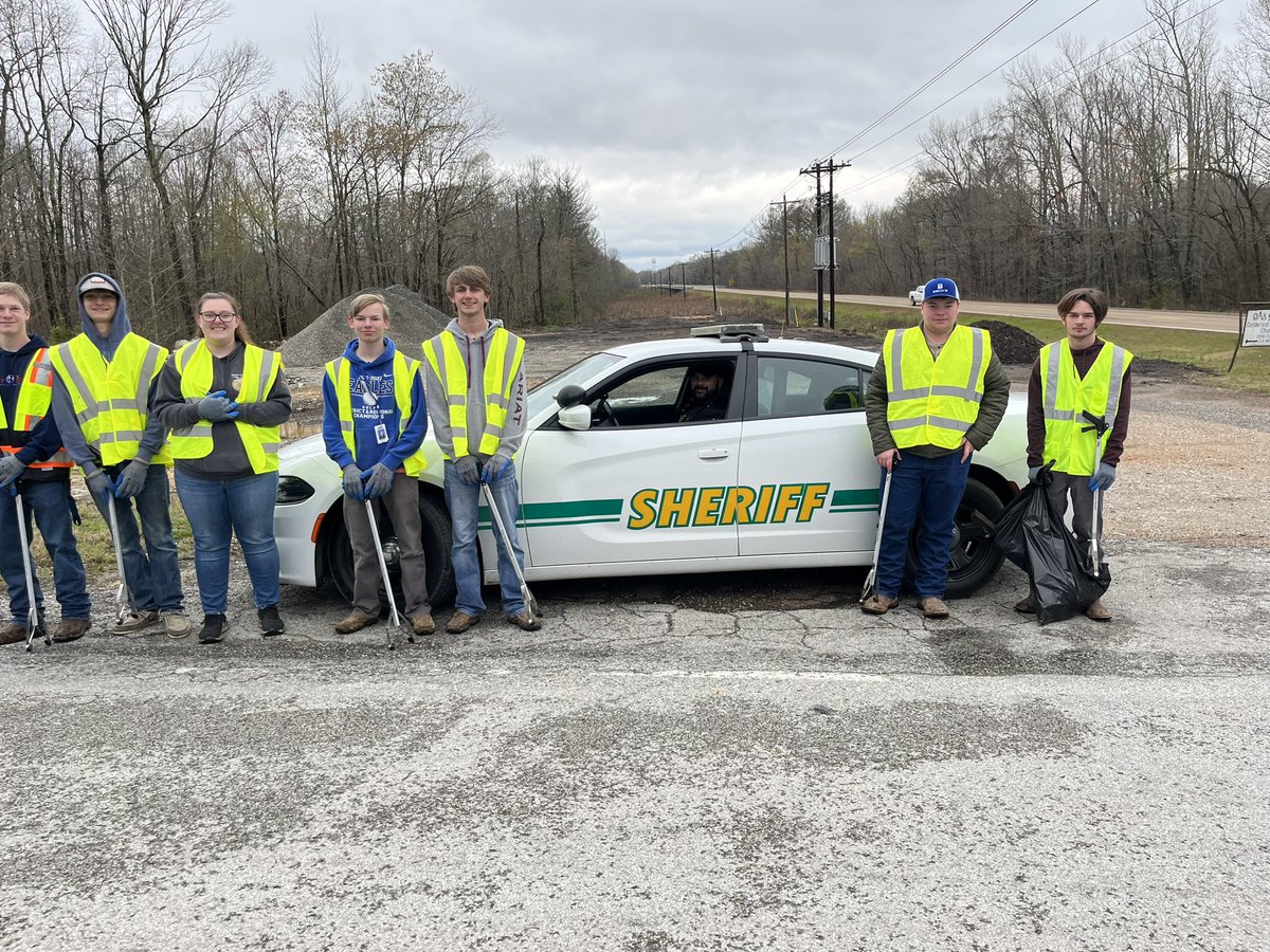 CCSWRD's tweet photo. Thank you to Mrs.Teresa Crouse from Chester County High School and her students for coming to the West TN Recycling Hub and the Solid Waste Department to learn about their environment, why recycling is important, and cleaning up litter. #nobodytrashestn https://t.co/LbRkkGsZ41