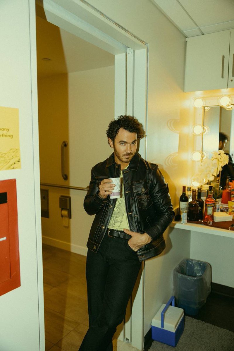 Lonelywarrior3's tweet photo. Diganle a mi yo adolescente que los Jonas en los 30 se ponen mejor. https://t.co/S3Unc83ySy