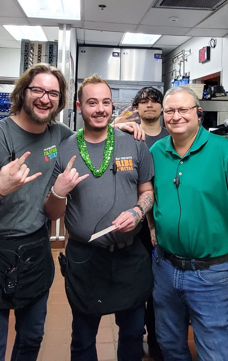Mike_Brown51's tweet image. Cheers to Blaine for being one of top Margarita Madness sellers in the brand for week 2! Hopefully he gets to spin that wheel again next week! 🌶s❤️ #Growsales #Makethatmoney @brianl28 @dylansmom32 @MirandaPohl0704