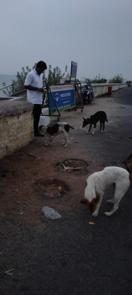 GCMohanTSPolice's tweet photo. Feeding Dogs gives me ultimate satisfaction. I request all to feed hungry Dogs n don't subject them to cruelty https://t.co/Xo8nGnxIM0