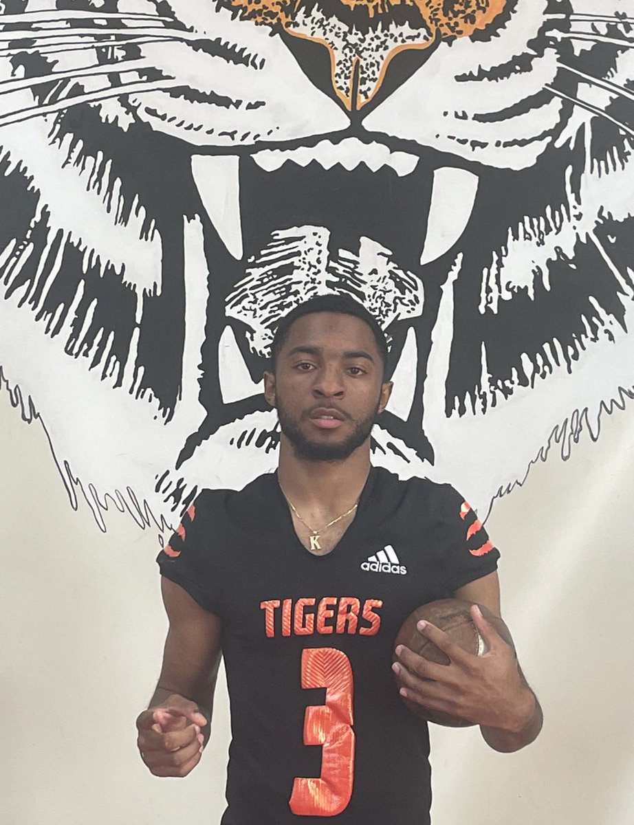 Jamario_Smith3's tweet photo. Amazing visit today at reedley 🧡🖤 thanks to the coach’s for letting me come up there today @CoachDreWalton @CoachRHammond oh yea THEY HAVE BABY GOATS!!!! https://t.co/E9wPj1uVdn